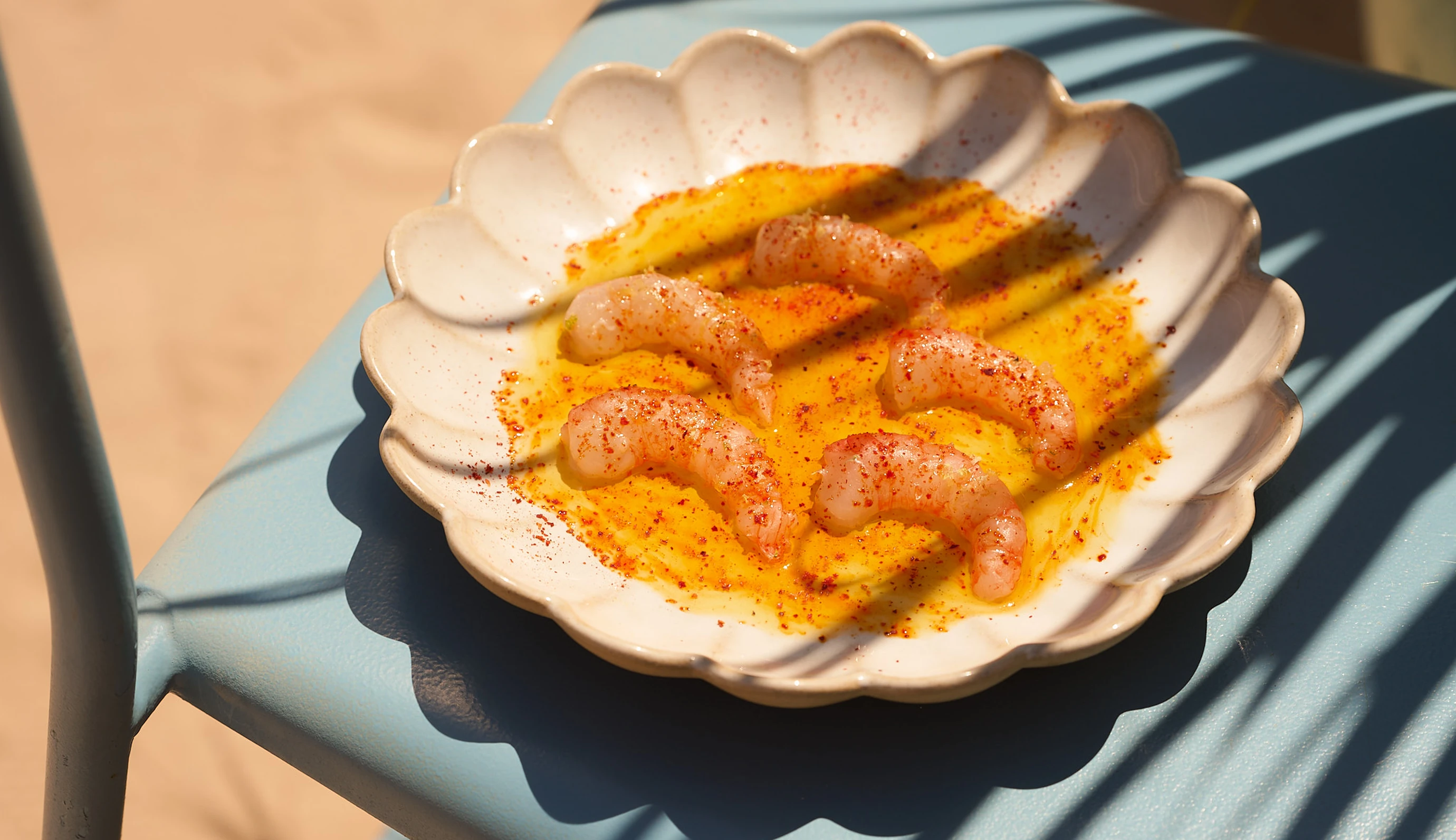 Seasoned shrimp served on an elegant plate, a gastronomic signature of the Experimental Group.