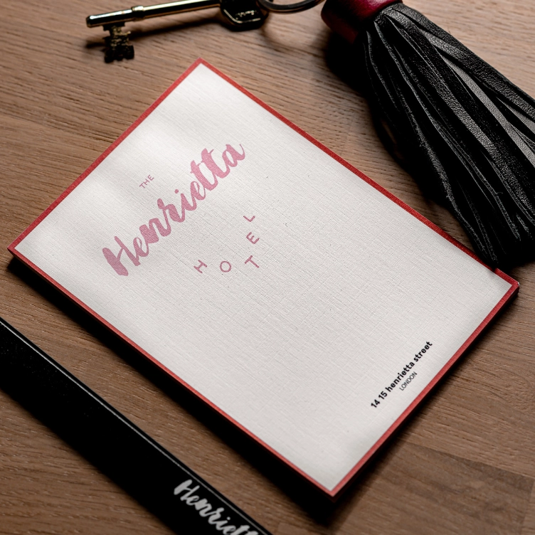 Biglietto di presentazione dell'Hotel Henrietta con chiave e nappa in pelle, 14-15 Henrietta Street, Londra.