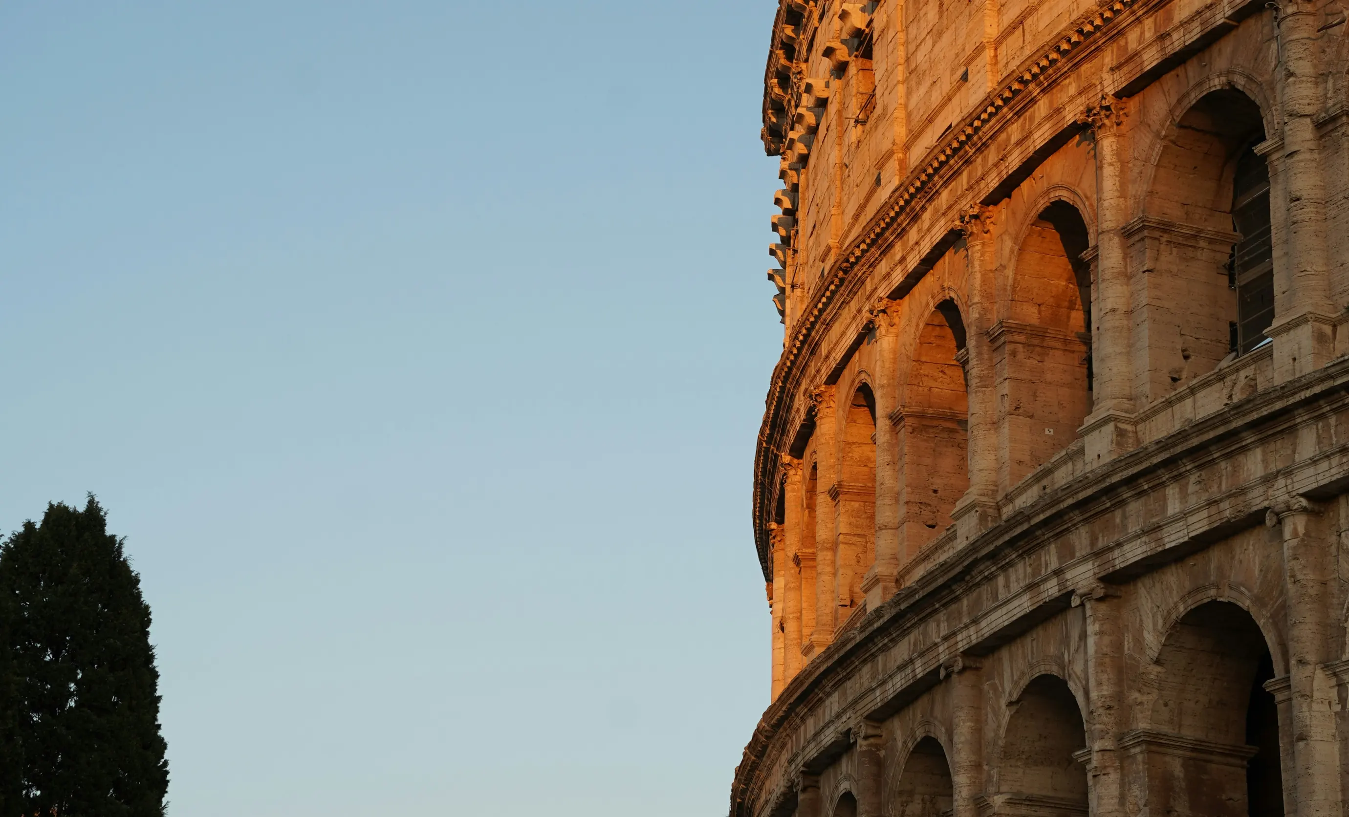 Vista al tramonto dell'antica architettura del Colosseo a Roma, Italia, catturata dall'hotel Experimental Group.
