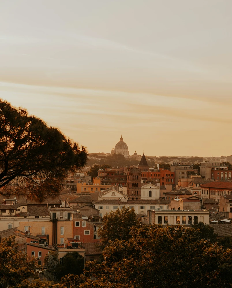 Vista pittoresca dei tetti storici di Roma al tramonto, visti da Experimental Roma.