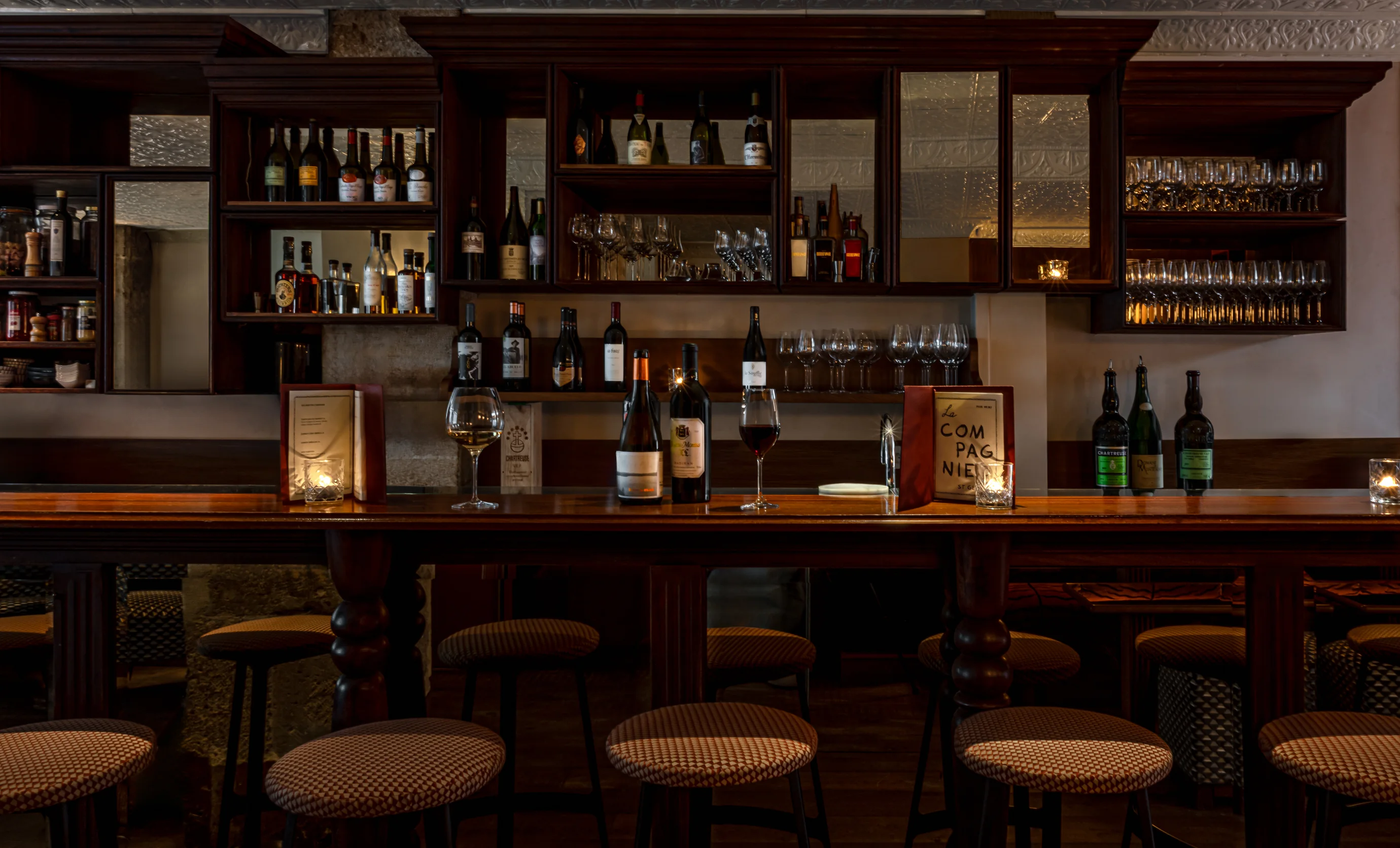 Barra de bar profesional y selección de vinos de primera calidad en el Regina Experimental de Biarritz.