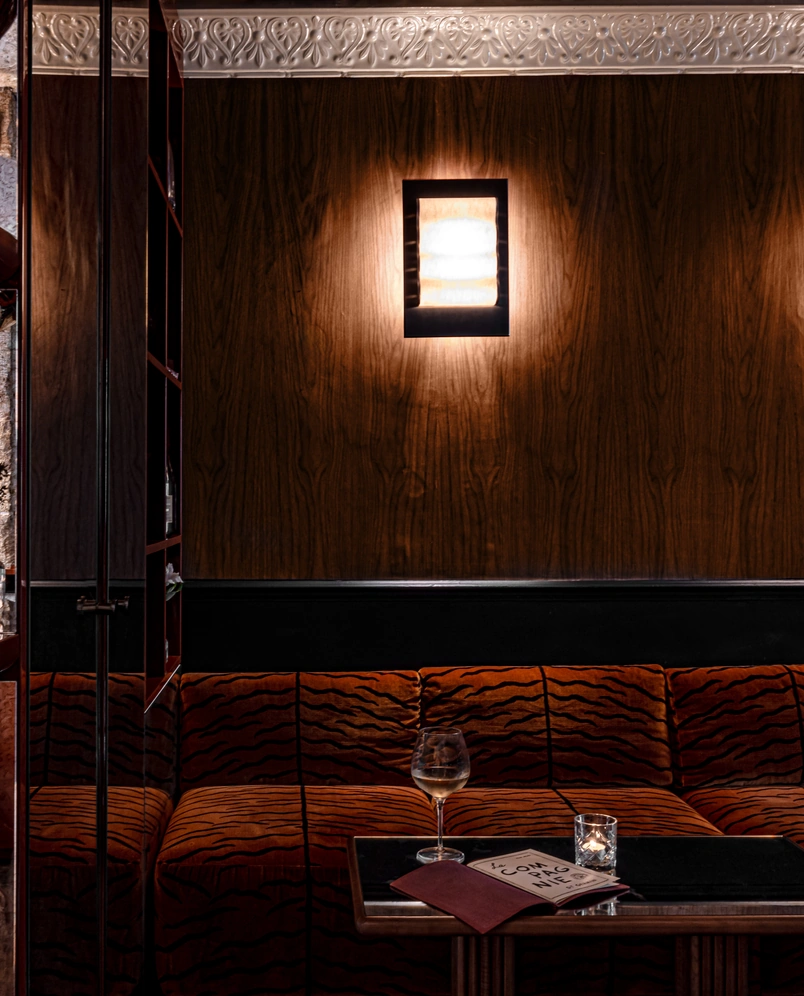 Ambiente íntimo y diseño interior sofisticado del bar La Compagnie del Regina Experimental de Biarritz.