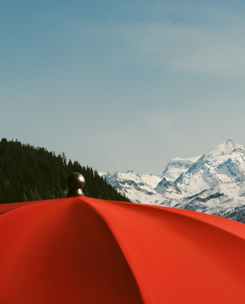 Red sun umbrella under a clear sky facing alpine peaks, Experimental Group