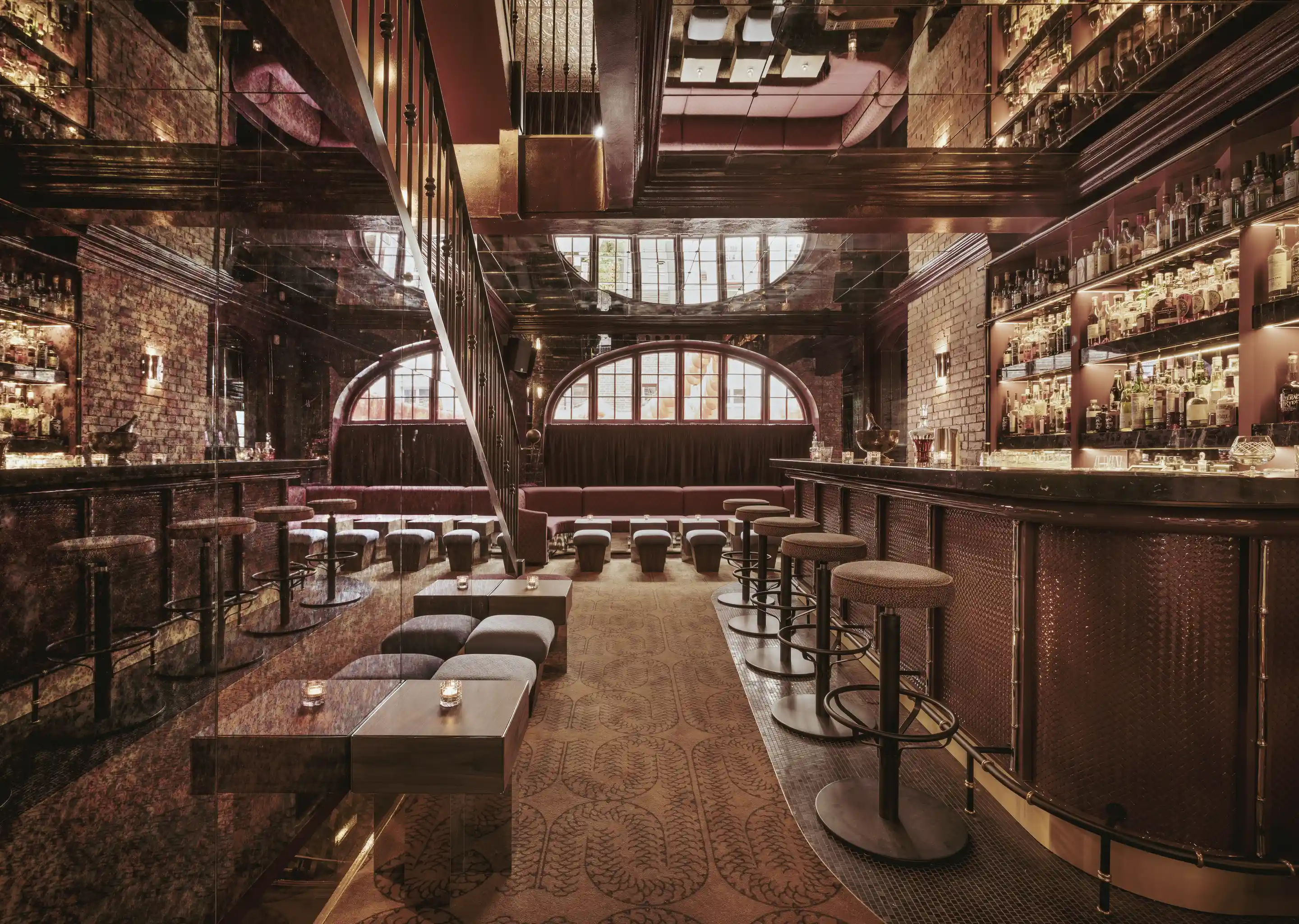 Plan panoramique d'un élégant salon d'une salle d'Experimental Group, présentant une configuration de bar professionnelle et un éclairage moderne.