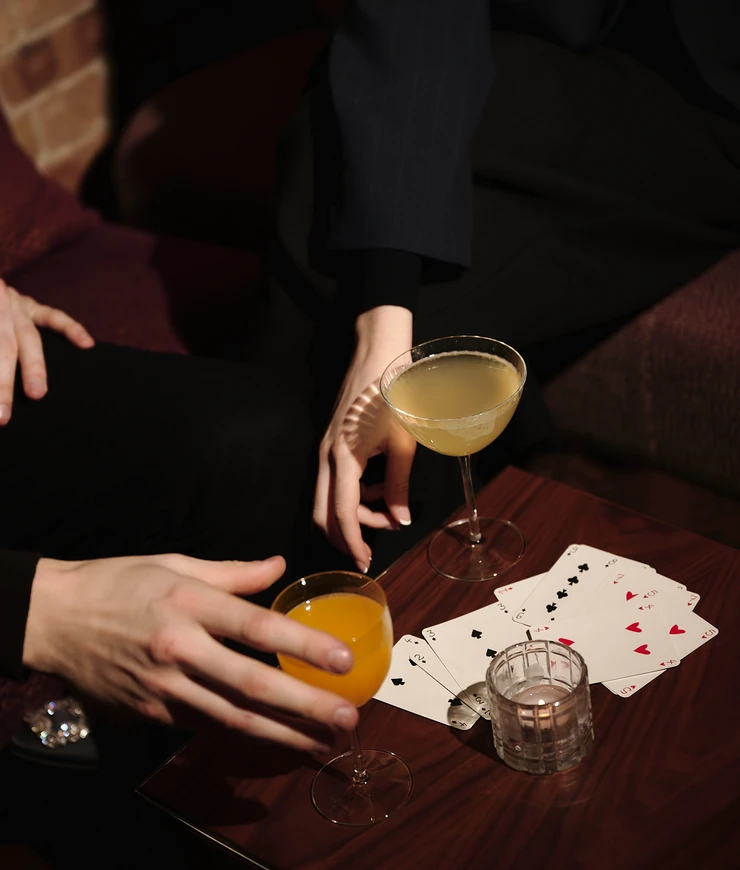 Cocktails élégants sur une table lors d'une partie de cartes au bar Experimental Group.