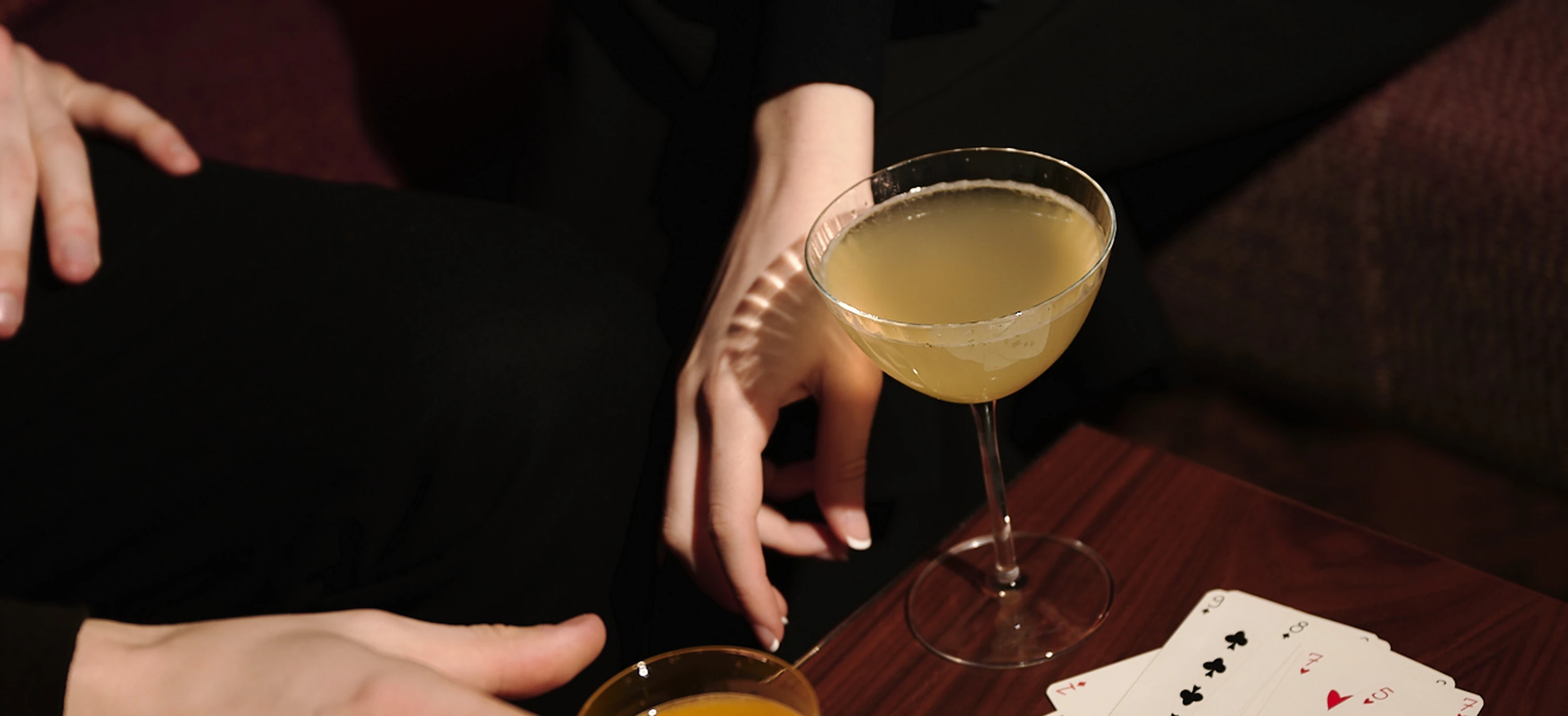 Cocktails élégants sur une table lors d'une partie de cartes au bar Experimental Group.