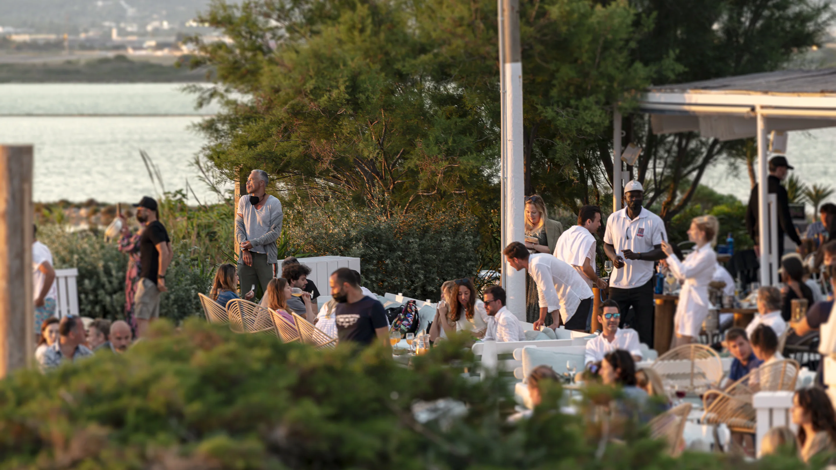 Atmosfera lifestyle sulla terrazza sul lungomare di uno stabilimento del Gruppo Sperimentale.