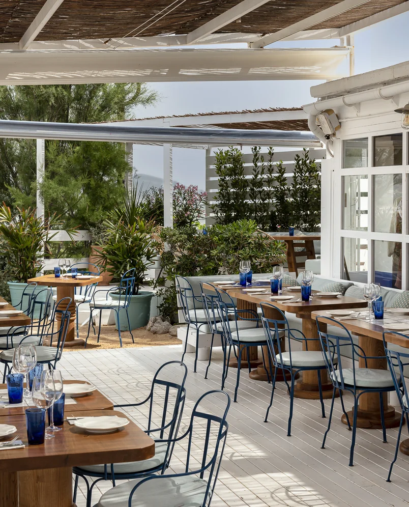 Design degli interni ed eleganti tavoli sulla terrazza del ristorante Experimental Group.