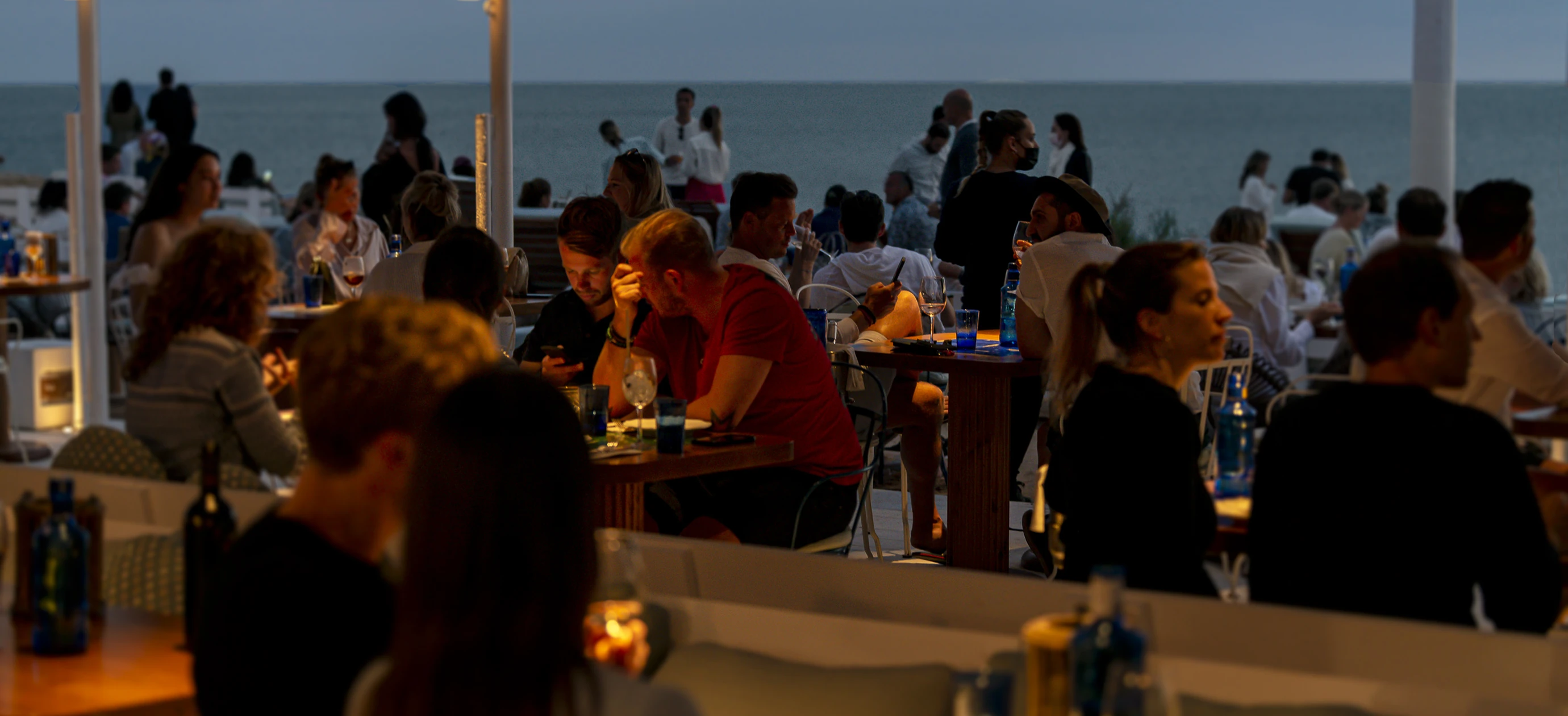 Ospiti che si godono una serata al ristorante sul mare dell'Experimental Group.