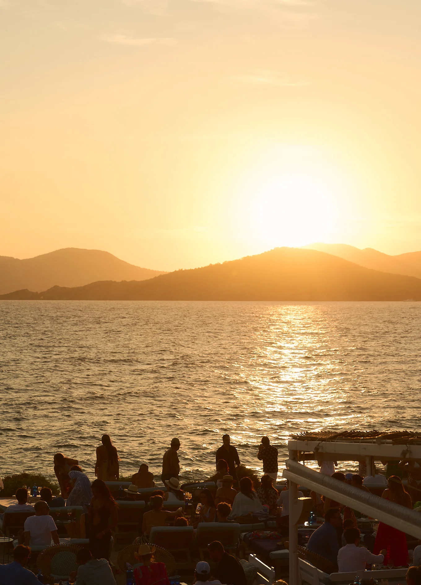 Splendido tramonto sul mare all'Experimental Beach club di Ibiza.