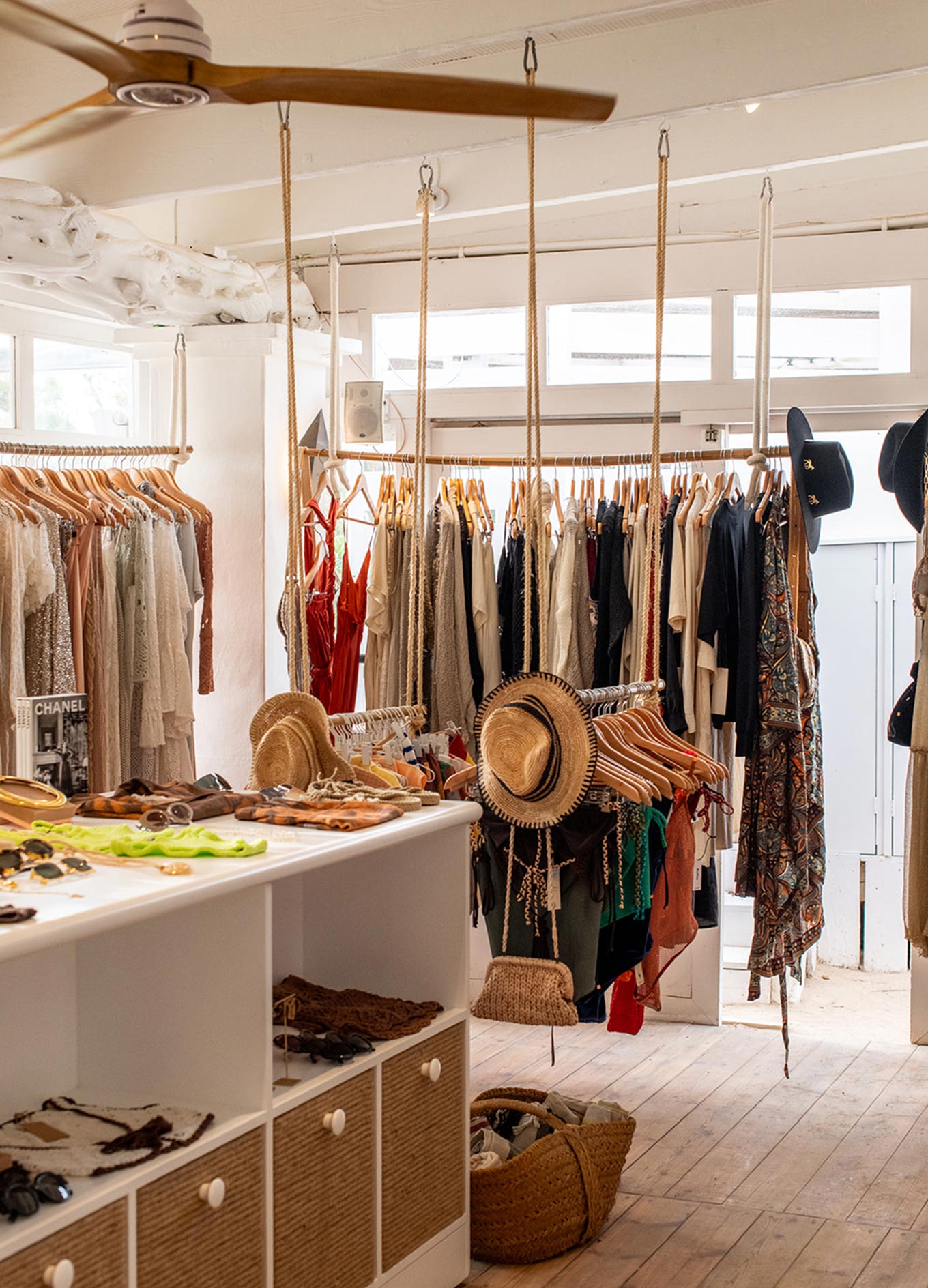 Elegante spazio boutique con abbigliamento e accessori all'interno di una proprietà del gruppo Experimental.