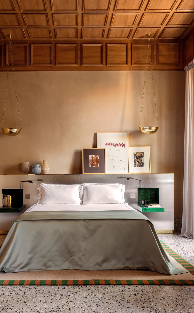 Elegante interno della camera da letto con arte contemporanea e soffitti a cassettoni in legno presso Il Palazzo Experimental, Roma, Experimental Group.