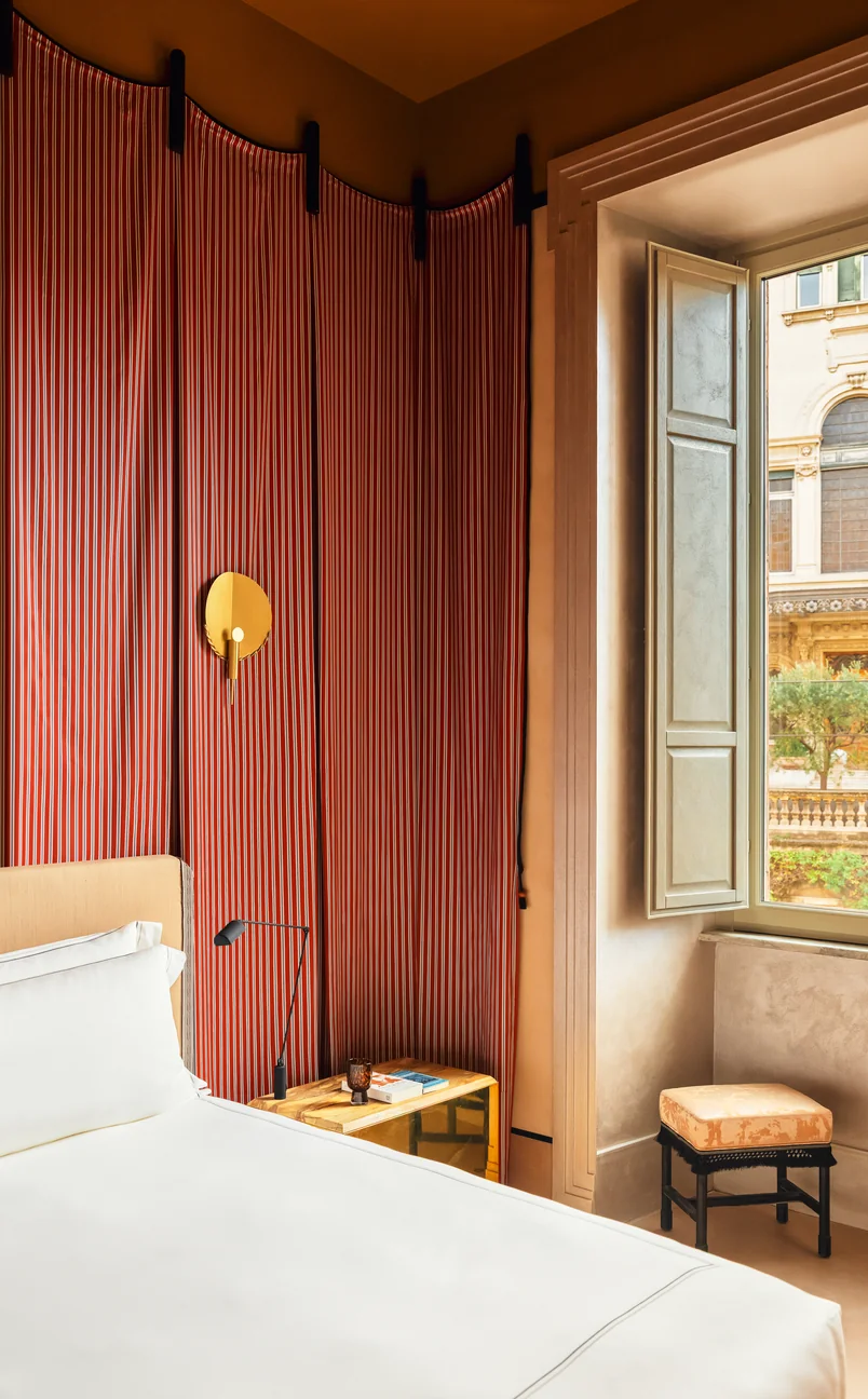Diseño interior refinado con tapices rojos en una habitación del Palazzo Experimental, Venice, Experimental Group.