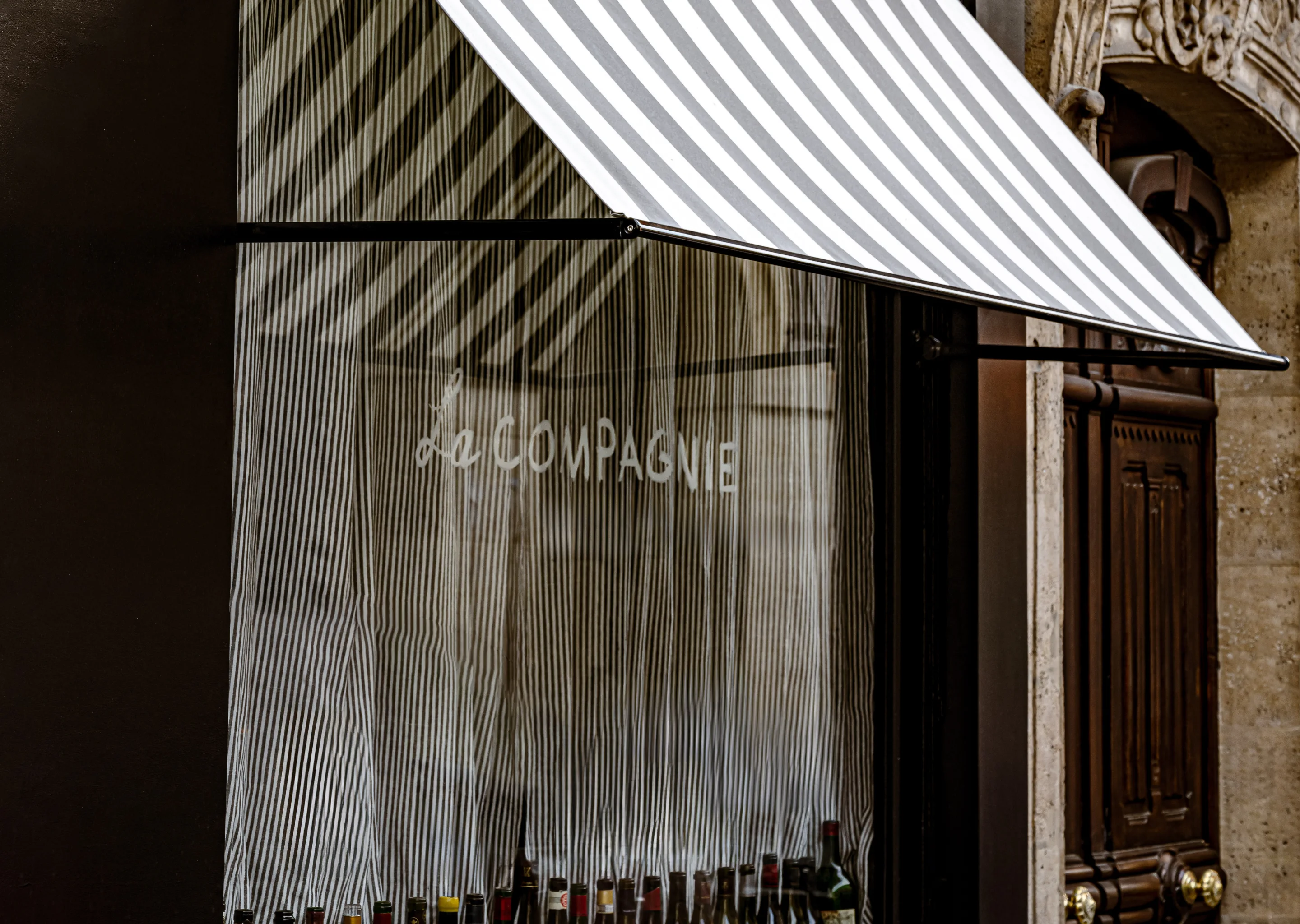 Elegante fachada de La Compagnie, un hotel y establecimiento de estilo de vida de Experimental Group.