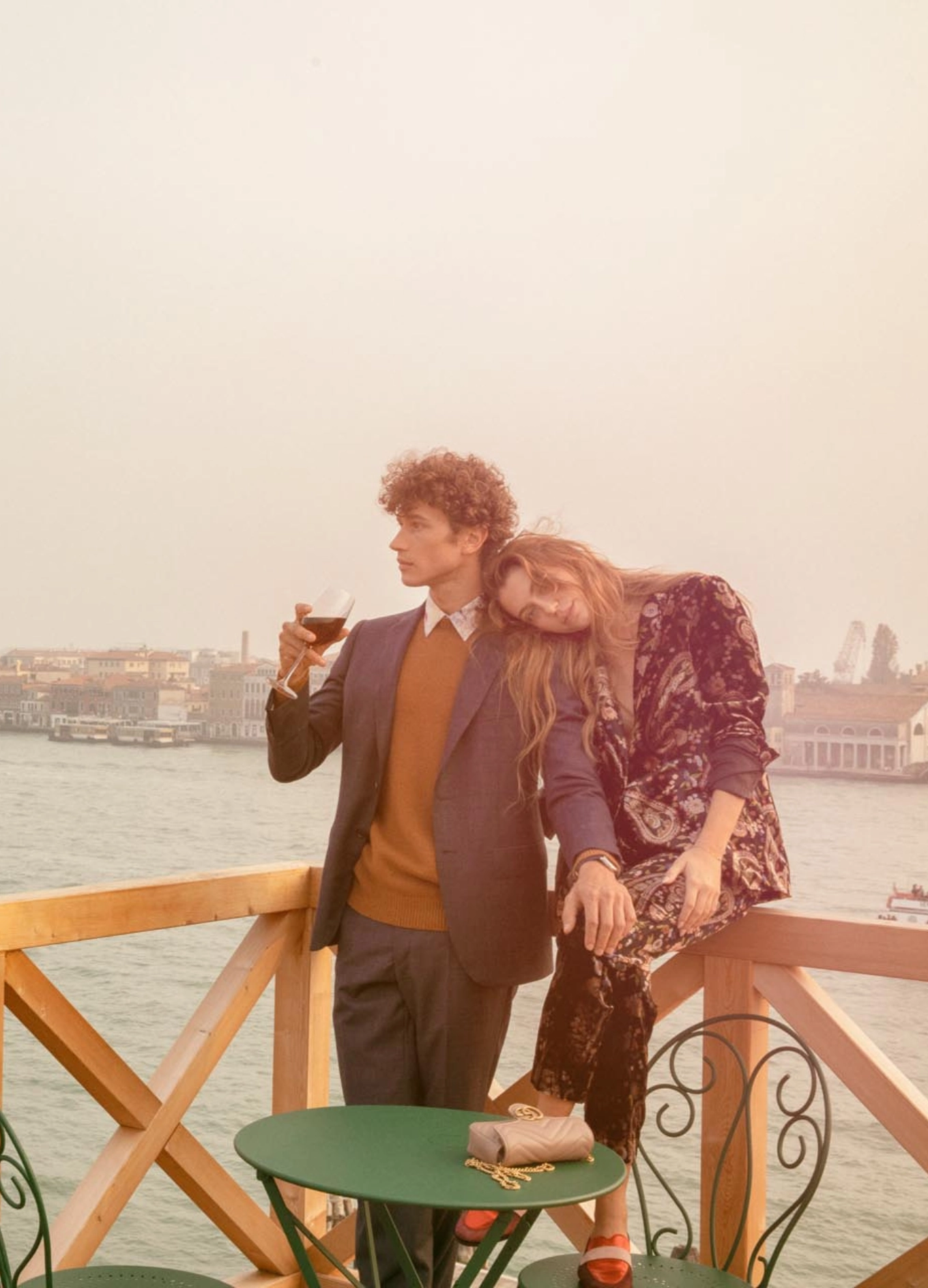 Una pareja en una terraza con vistas al canal veneciano del Palazzo Experimental.