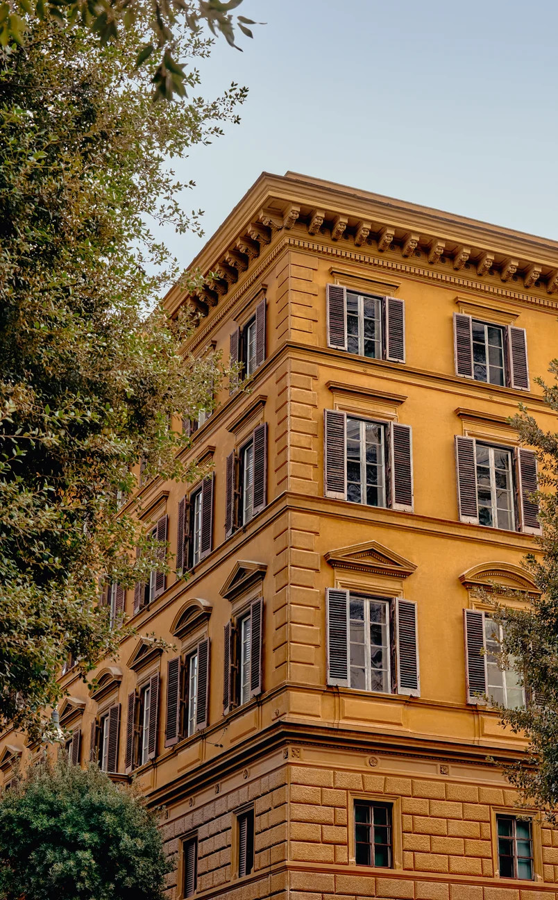 Fachada arquitectónica clásica en tonos ocres del Palazzo Experimental, ubicado a lo largo de un canal en Venecia.