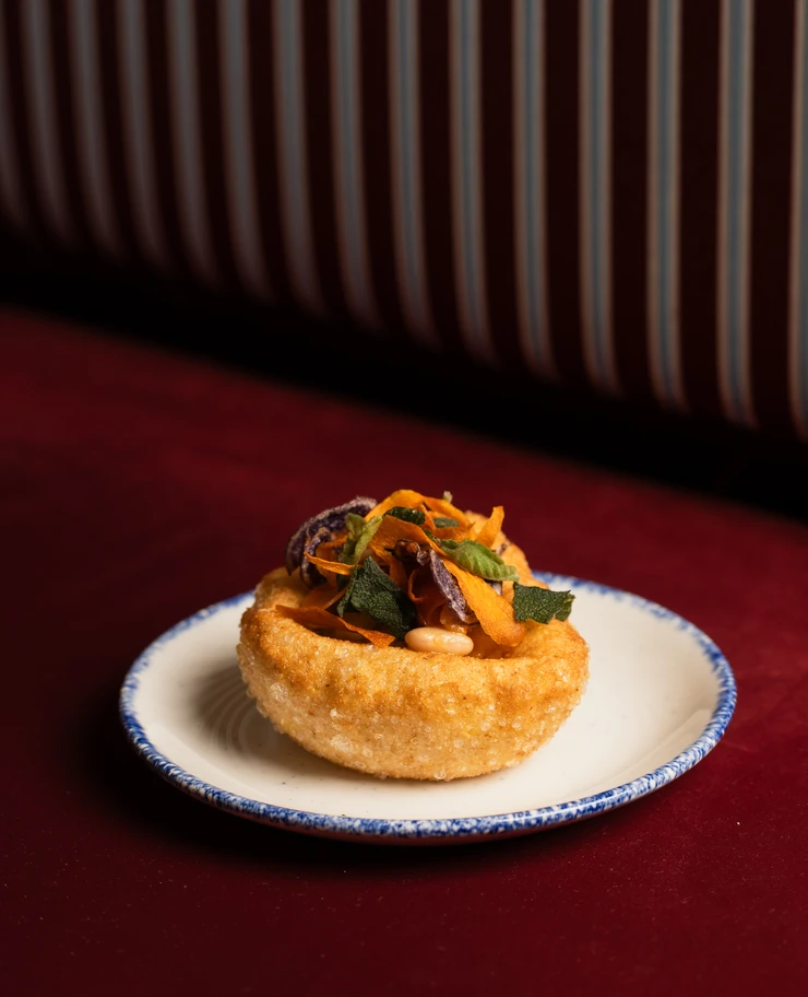 Amuse-bouche gastronomico presentato su un piccolo piatto al ristorante del Palazzo Experimental, Venezia.