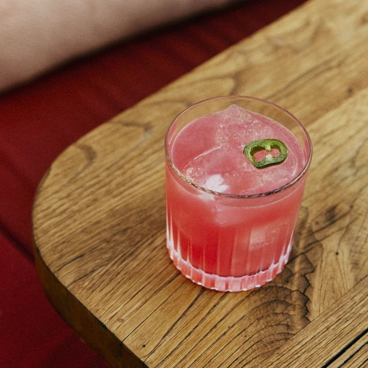 Cocktail rosa con peperoncino servito presso l'Experimental Group.