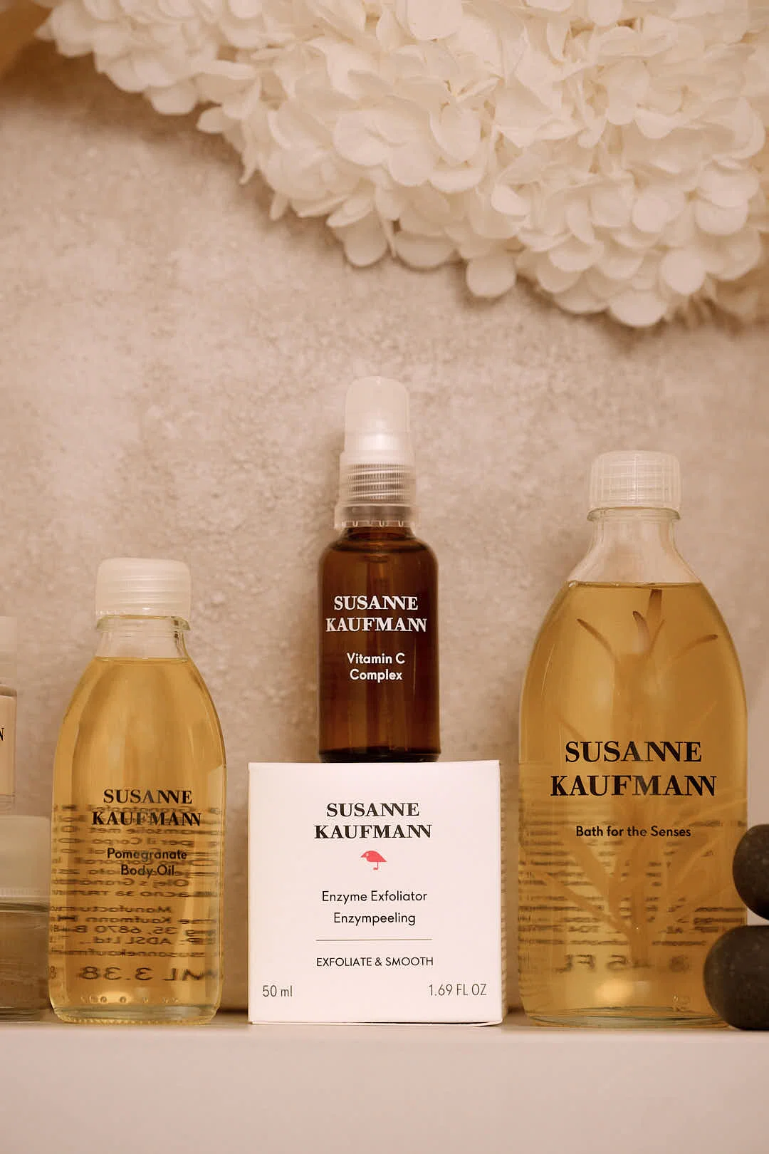 Los productos para el cuidado de la piel de Susanne Kaufmann incluyen aceite corporal de granada, complejo de vitamina C y exfoliante enzimático.