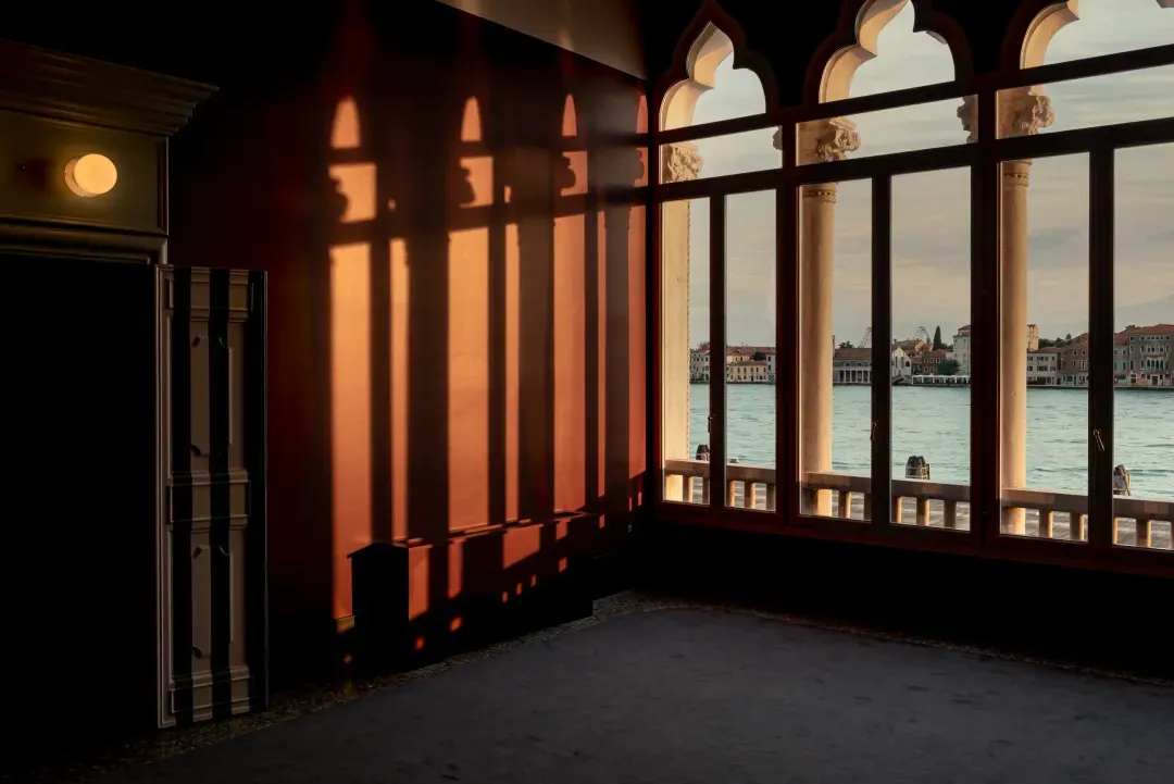 La lumière du soir entre par les fenêtres d’Il Palazzo Experimental face au canal de la Giudecca.