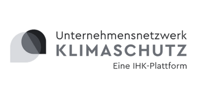 Logo of Unternehmensnetzwerk Klimaschutz with overlapping circular shapes in grayscale and text in German.