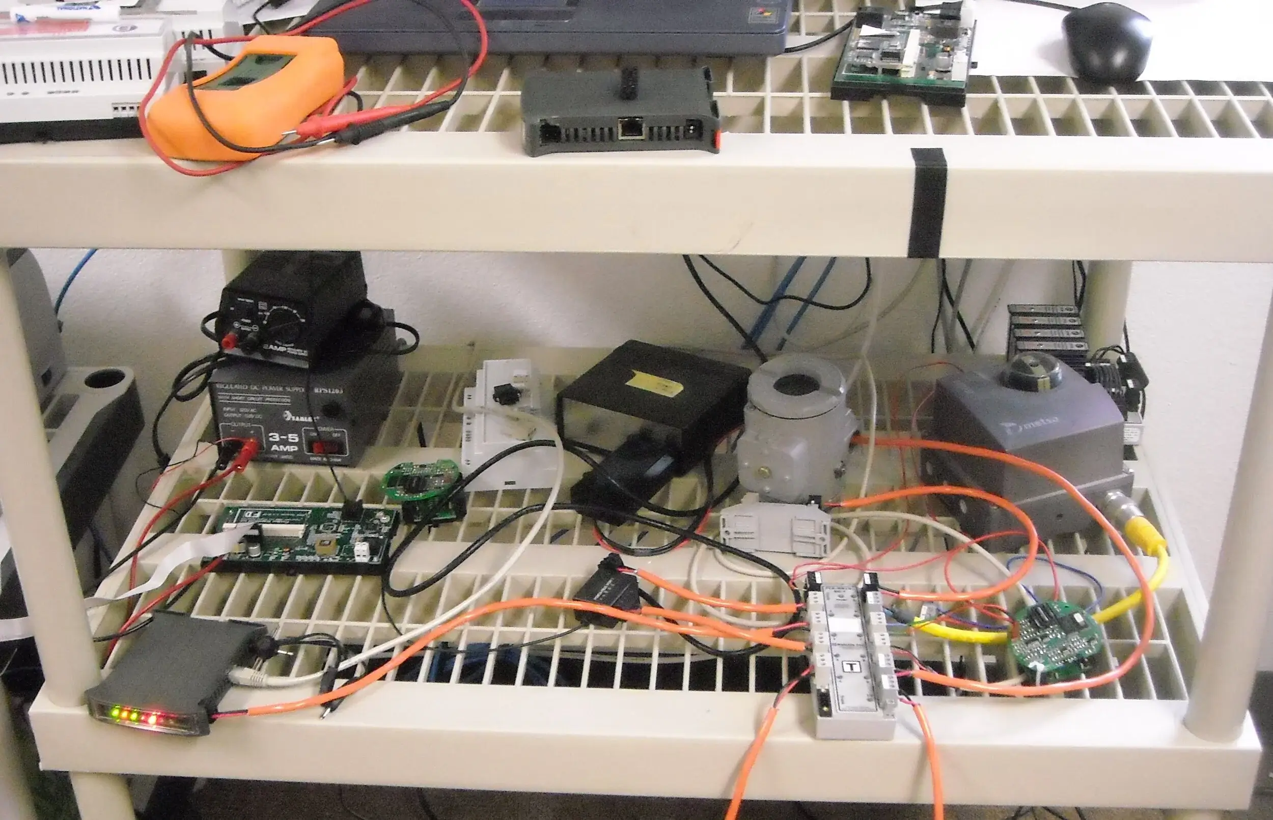 Fieldbus Analyzer system validation setup – test bench integrating Fieldbus and Ethernet PHY layers, bus-powered devices, field instruments and network nodes to verify protocol disassembly and multi-device interoperability in an industrial network