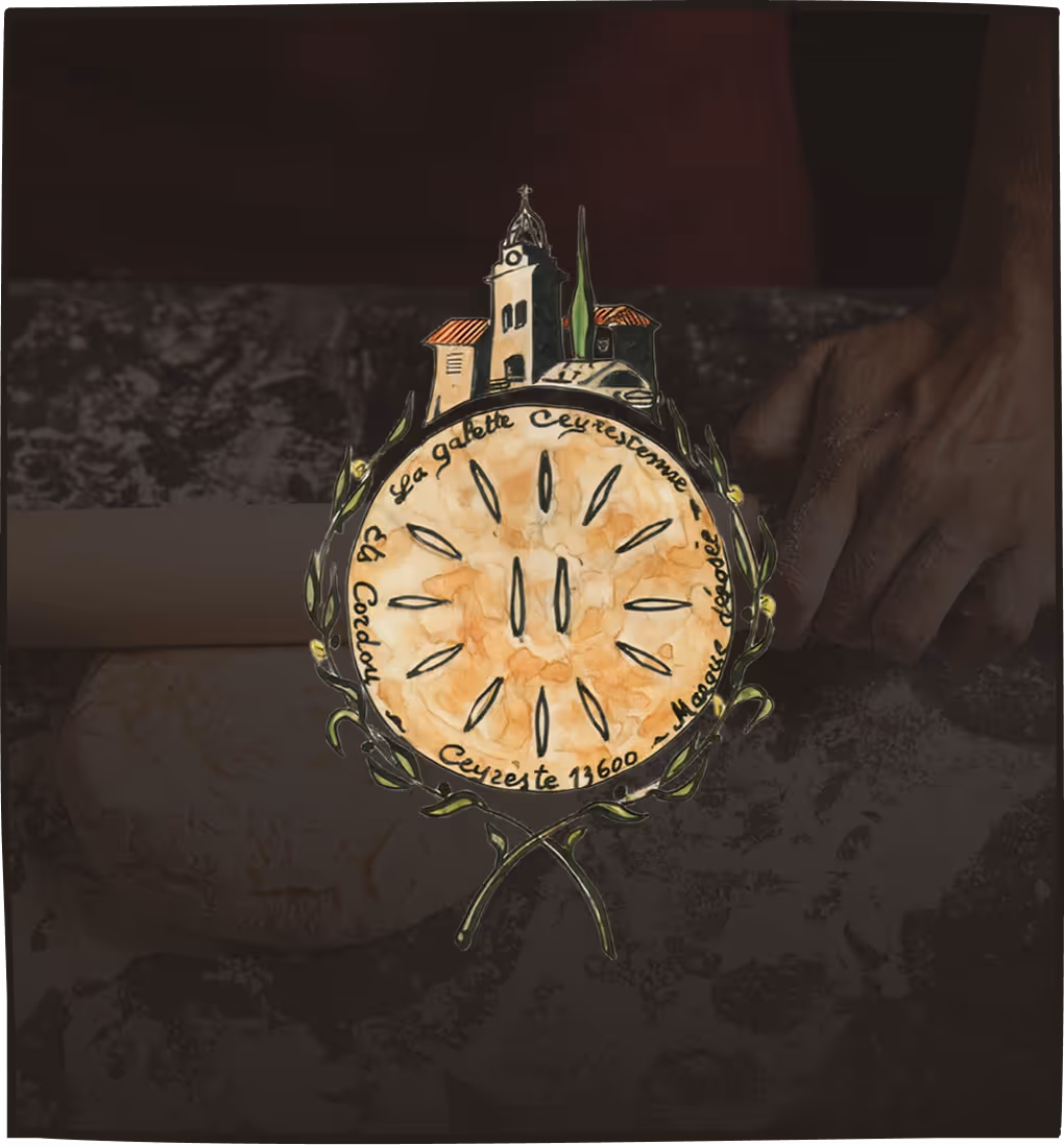 Logo de La galette Ceyrestenne, une galette ronde dorée avec des grains sur le dessus, décorée d’un dessin représentant un village et entourée de branches d’olivier.