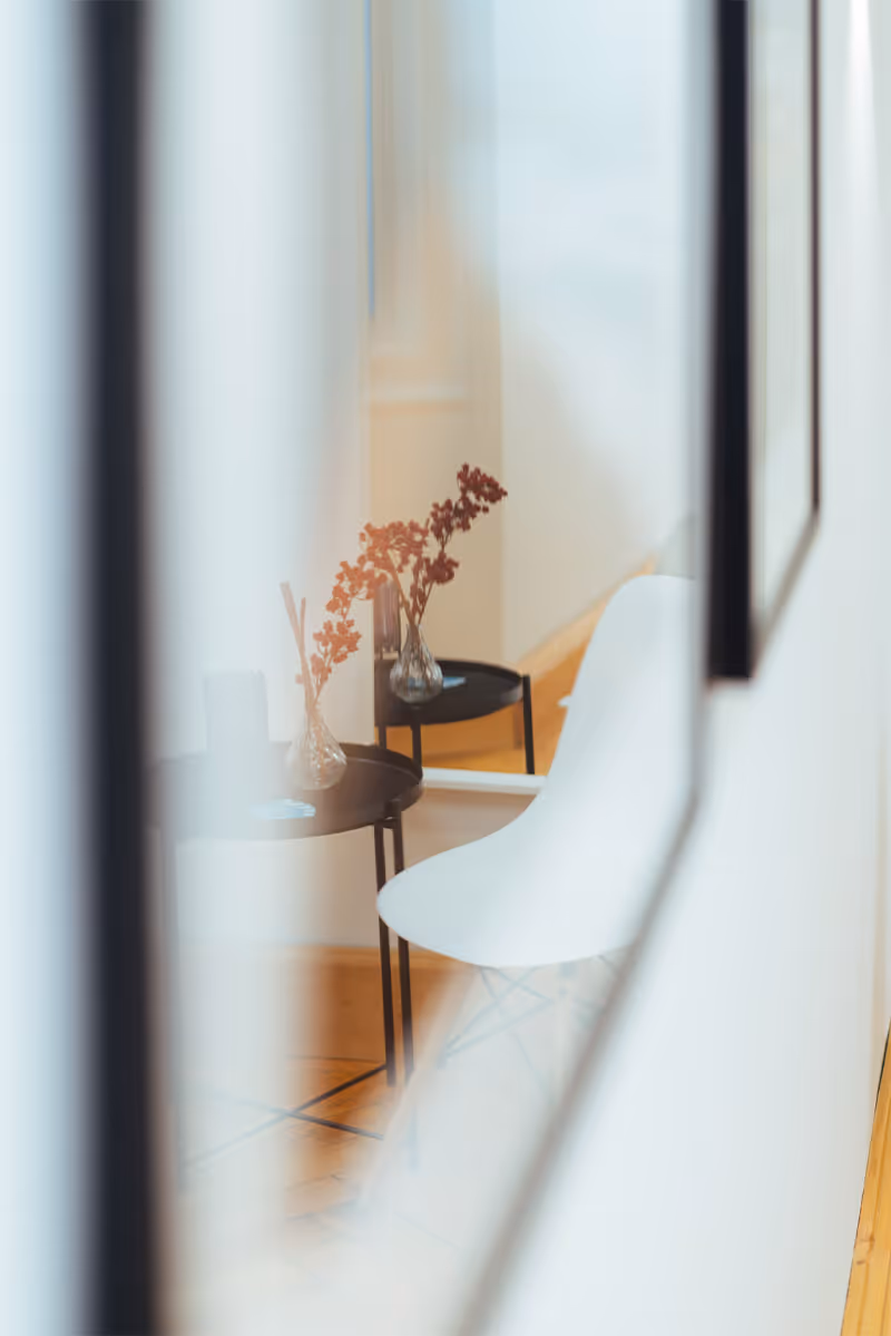 Spiegel und Dekor-Detail in der Physiotherapiepraxis physioconcept