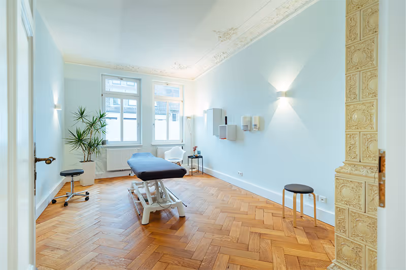 Heller Behandlungsraum mit moderner Ausstattung bei physioconcept am Ludwigsplatz Nürnberg