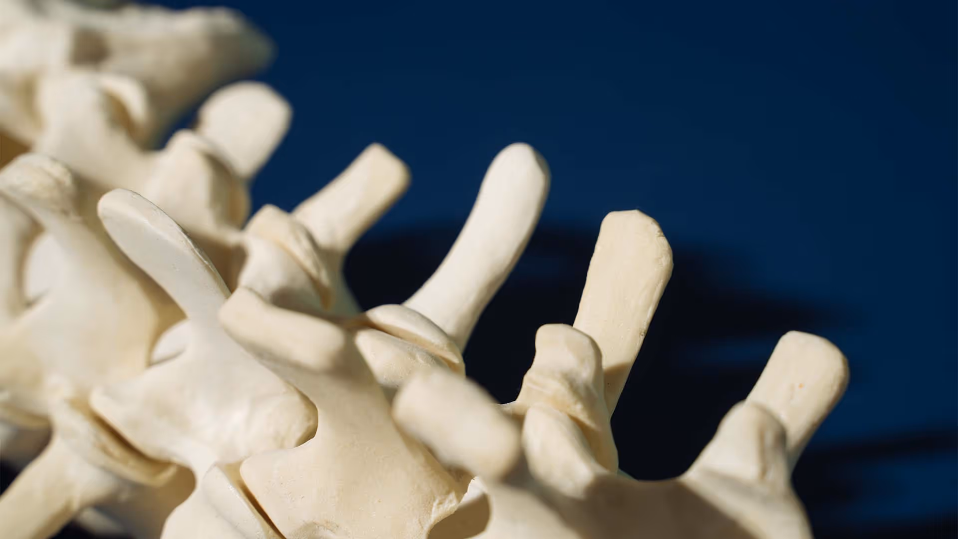 Patientin auf dem Weg zur Physiotherapie in Nürnberg
