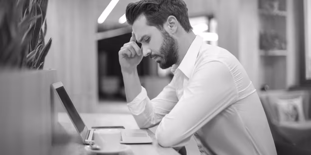 Person am Schreibtisch – Ist Sitzen das neue Rauchen?