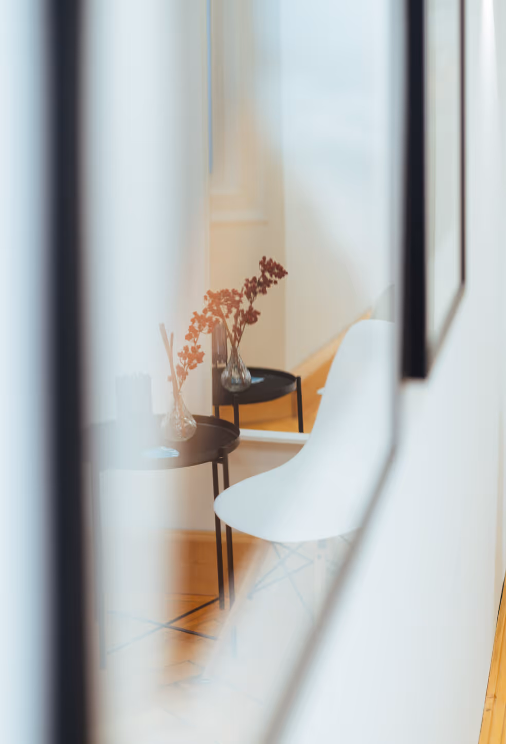 Detailaufnahme der warmen Praxisatmosphäre bei physioconcept Nürnberg
