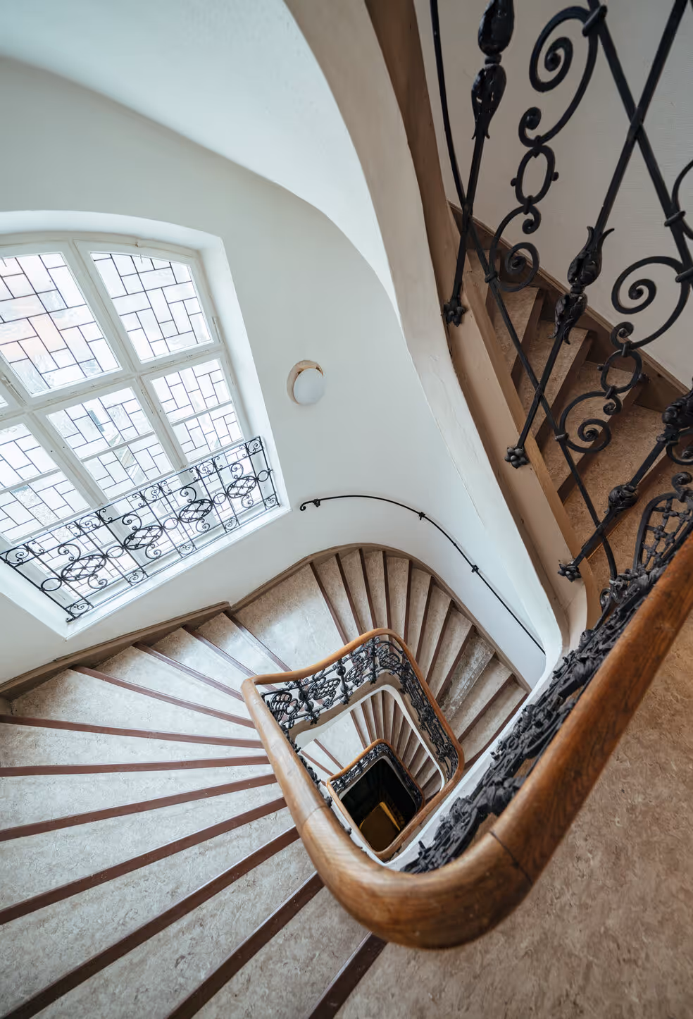 Historisches Jugendstil-Treppenhaus im Praxisgebäude von physioconcept Nürnberg