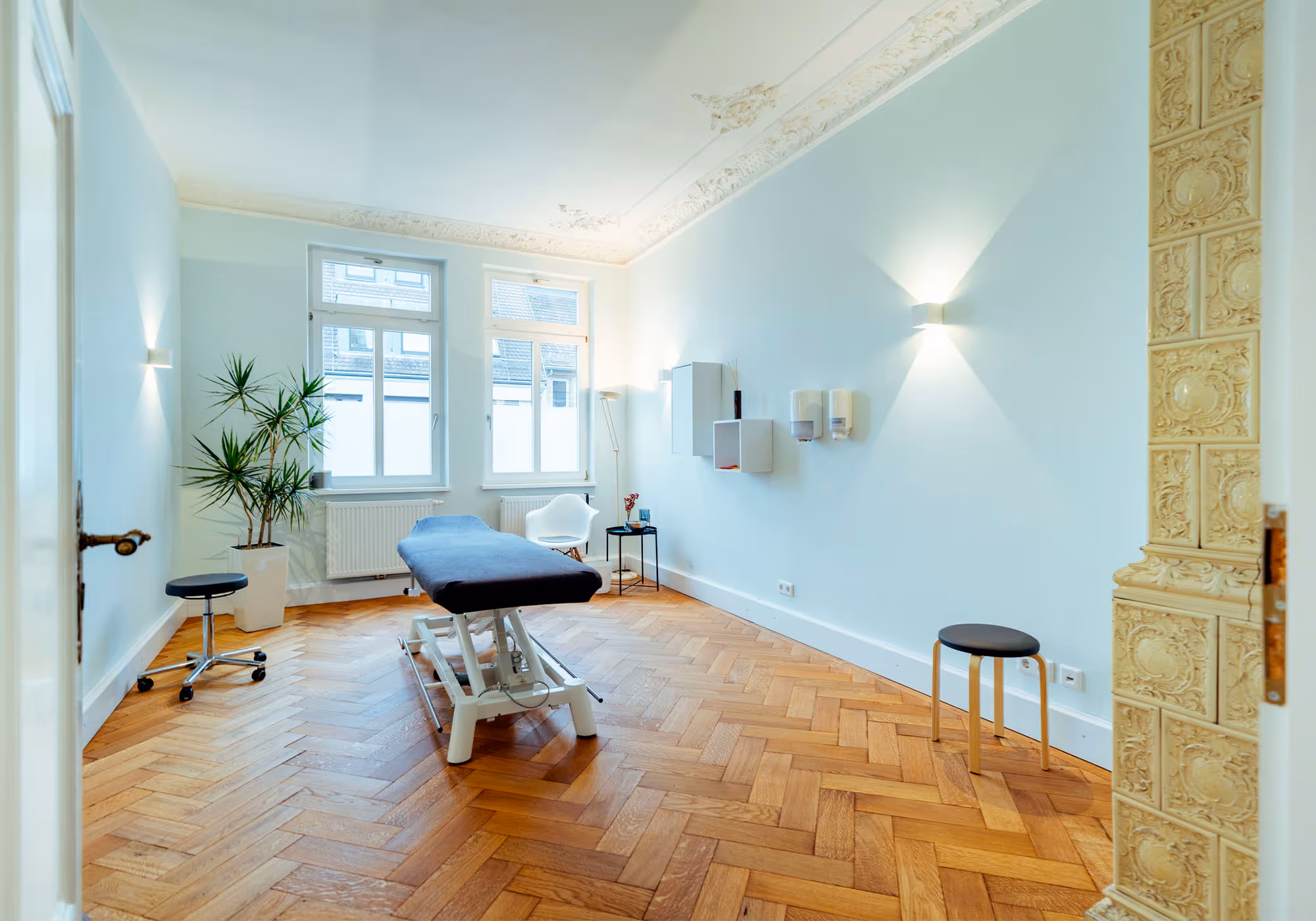 Behandlungsraum mit Stuckdecke und Parkettboden bei physioconcept Nürnberg