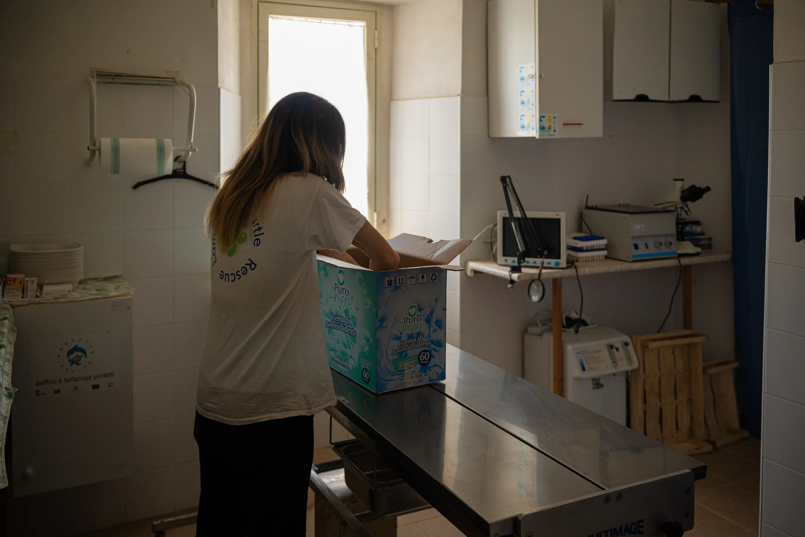 Volontario Lampedusa Turtle Rescue mentre medica un animale, Lampedusa Turtle Rescue, associazione Caretta Caretta, Documentario, Un gesto piccolo così, studio Looma