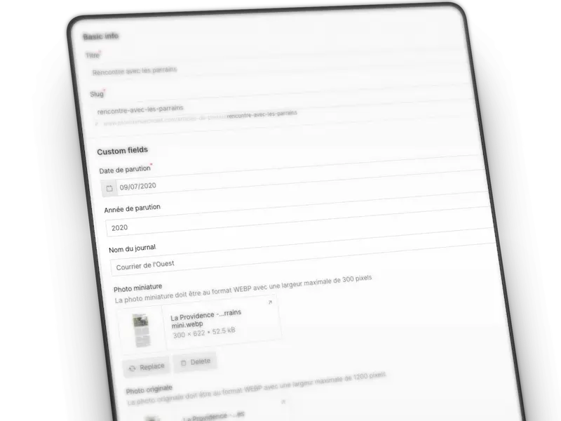 Formulaire en ligne affichant des champs pour titre, slug, date de parution, année de parution, nom du journal et photo miniature avec des instructions de format.