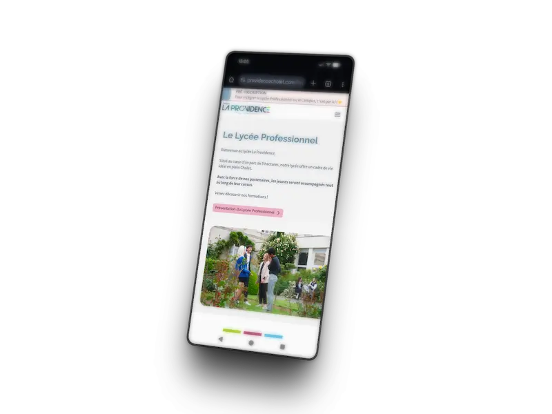 Page web d'un Lycée Professionnel affichée sur un smartphone en mode portrait avec une photo d'étudiants dans un jardin.