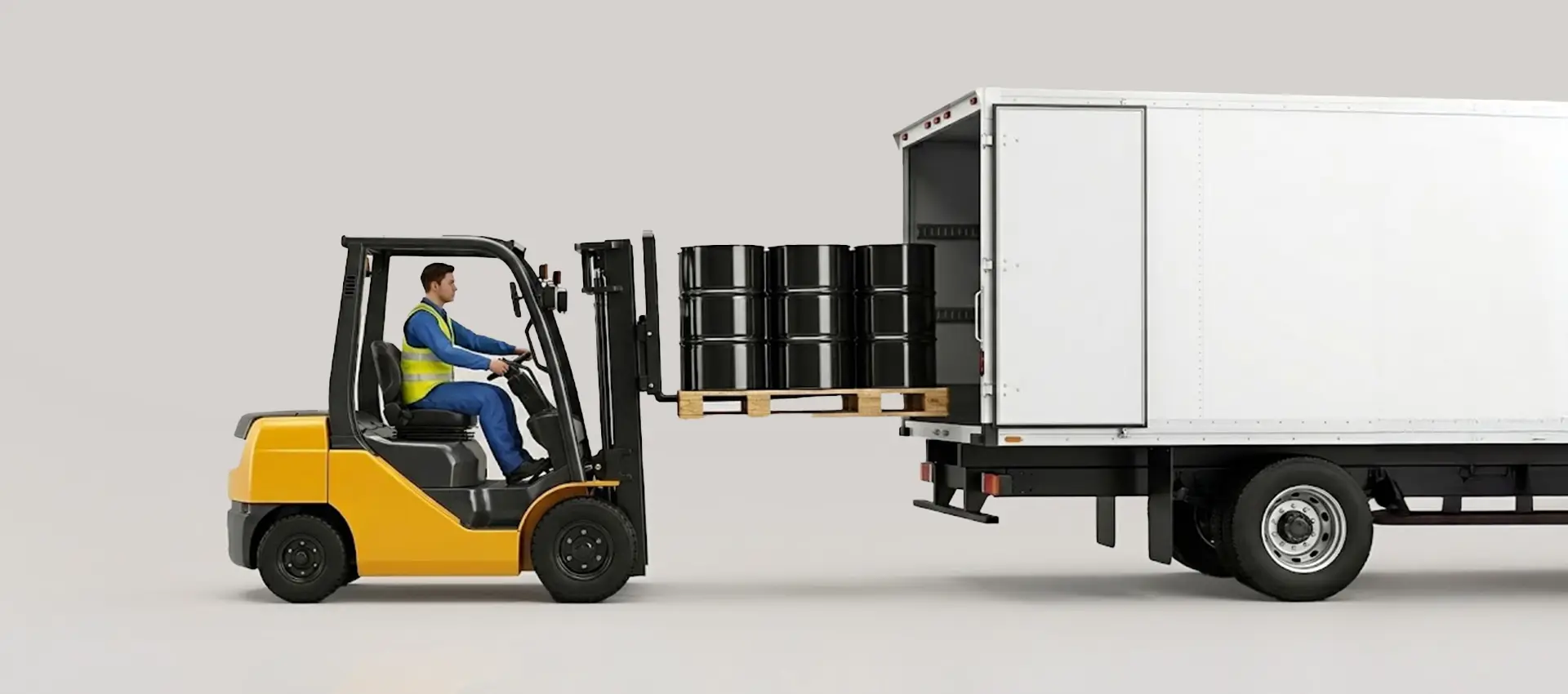 Montacargas subiendo tambores de acero a un camión de carga.