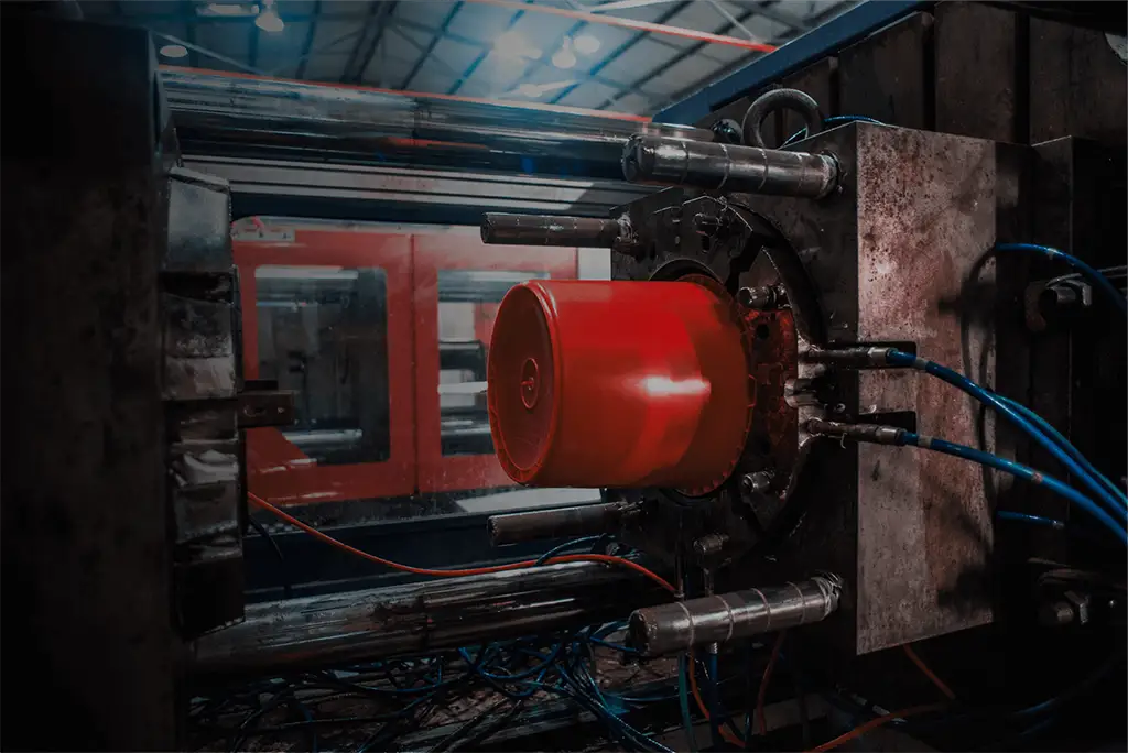 Una cubeta de plástico en proceso de manufactura