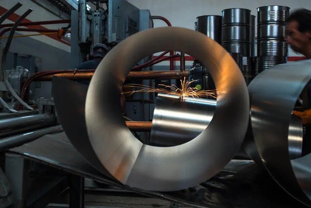 Un tambor de acero en proceso de manufactura