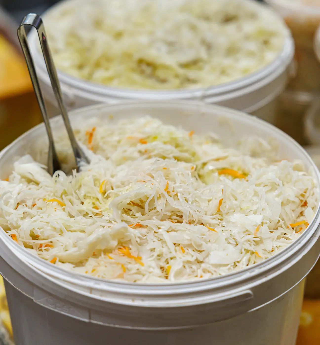 Una cubeta de plástico llena de ensalada de col