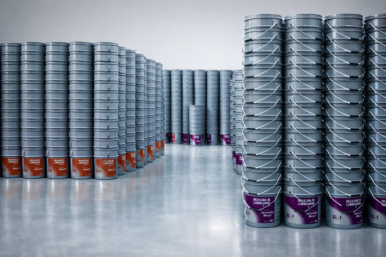 Cubetas con IML apiladas en un almacén