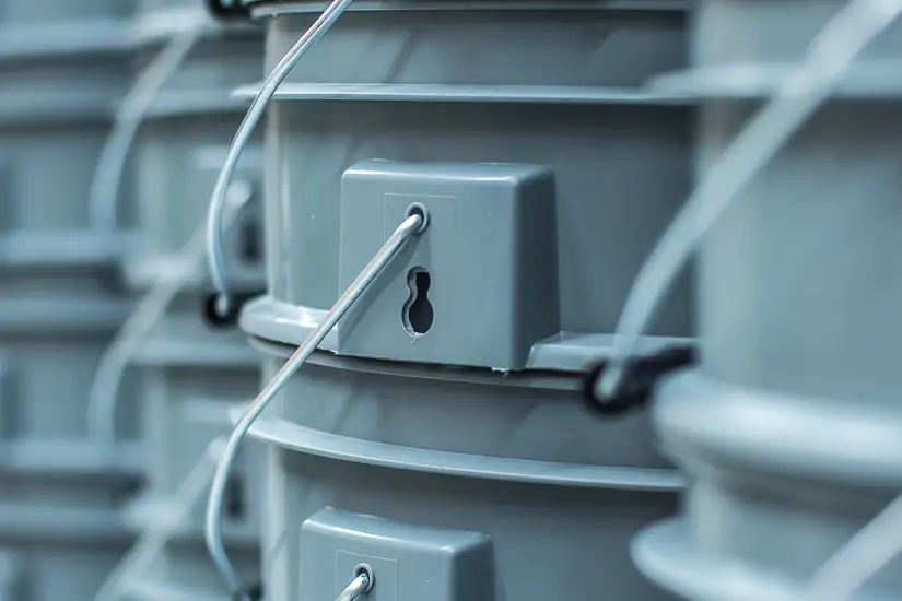 Detalle de asas metálicas