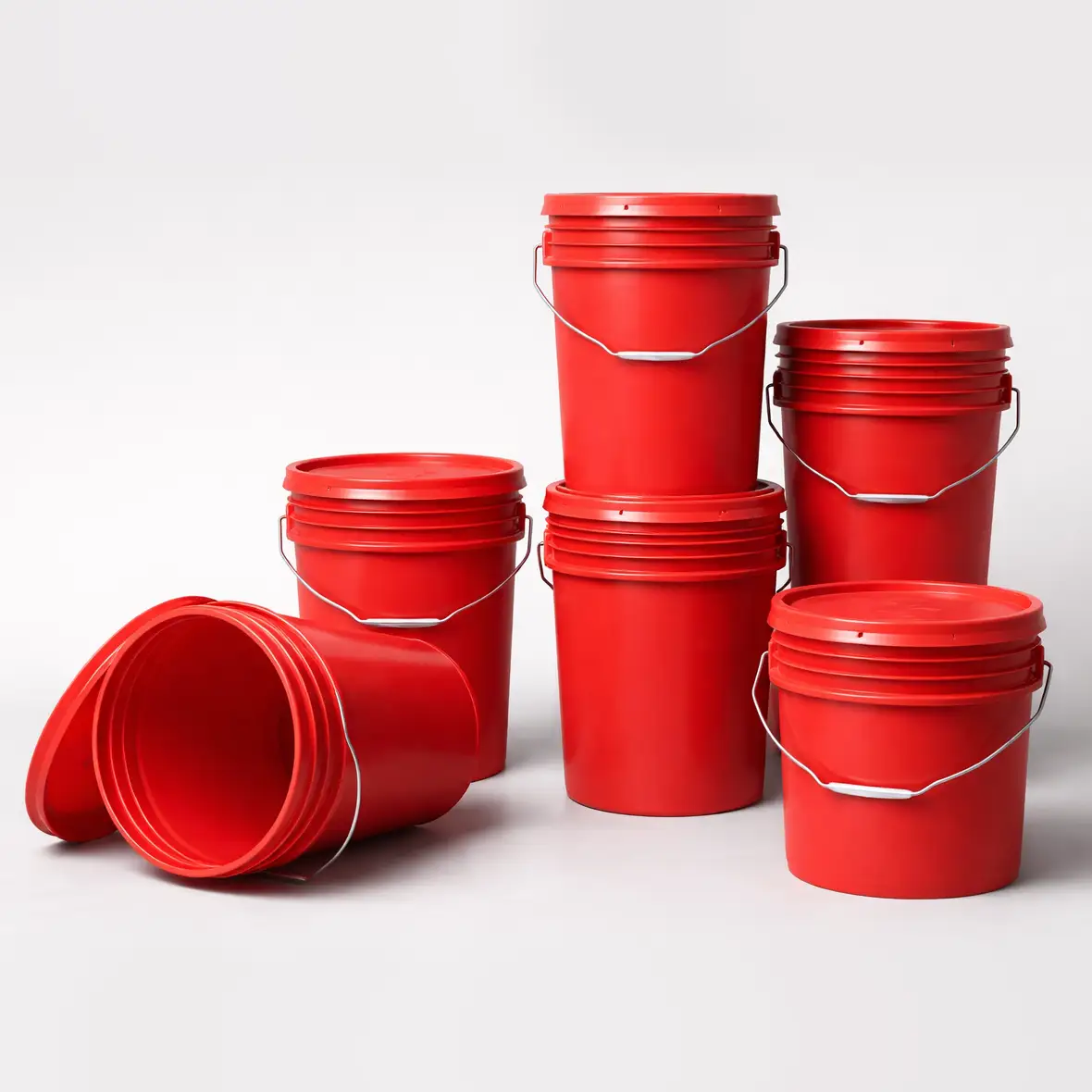 Pilas de cubetas rojas.