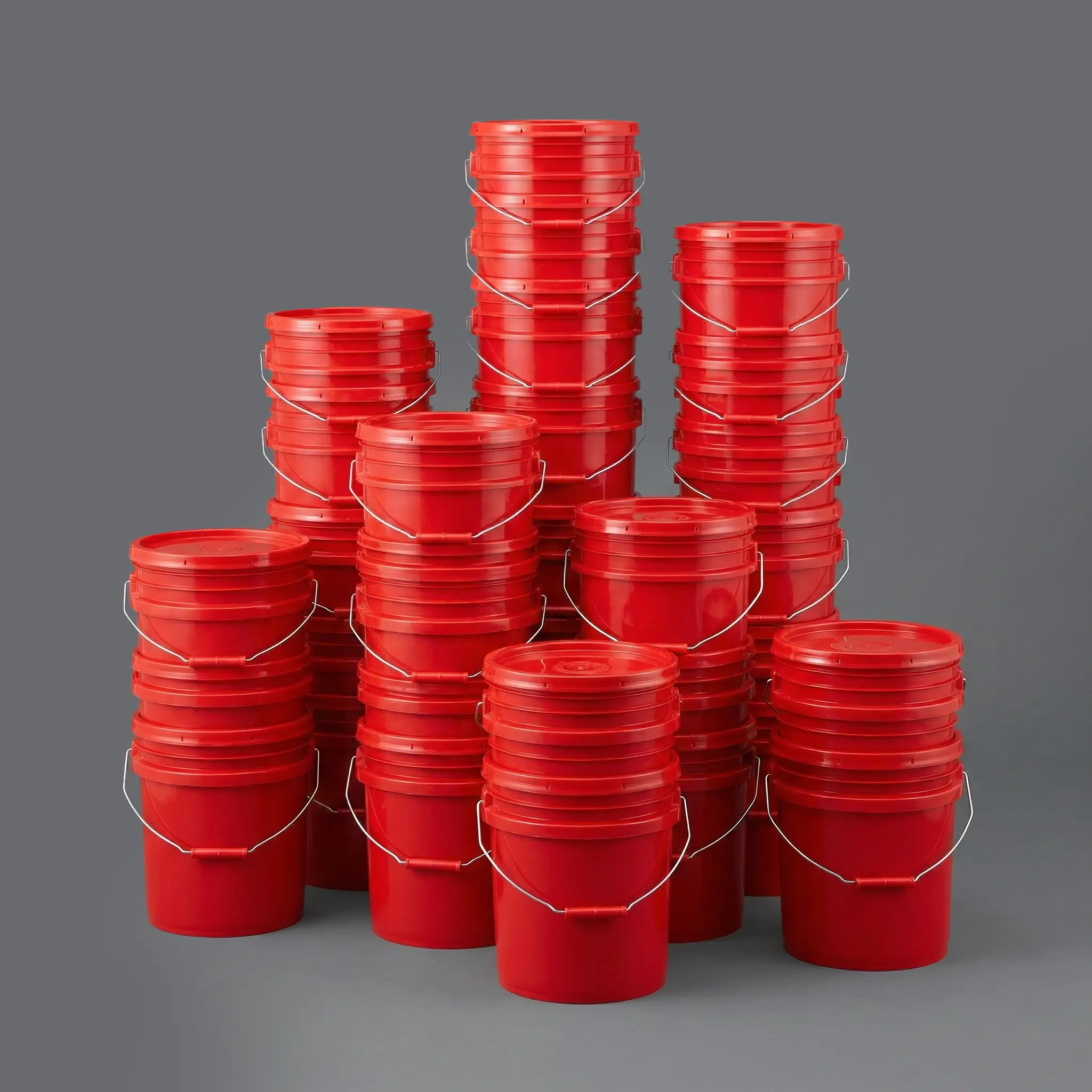 Pila de cubetas rojas