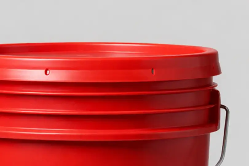 Cubeta roja con tapa lisa