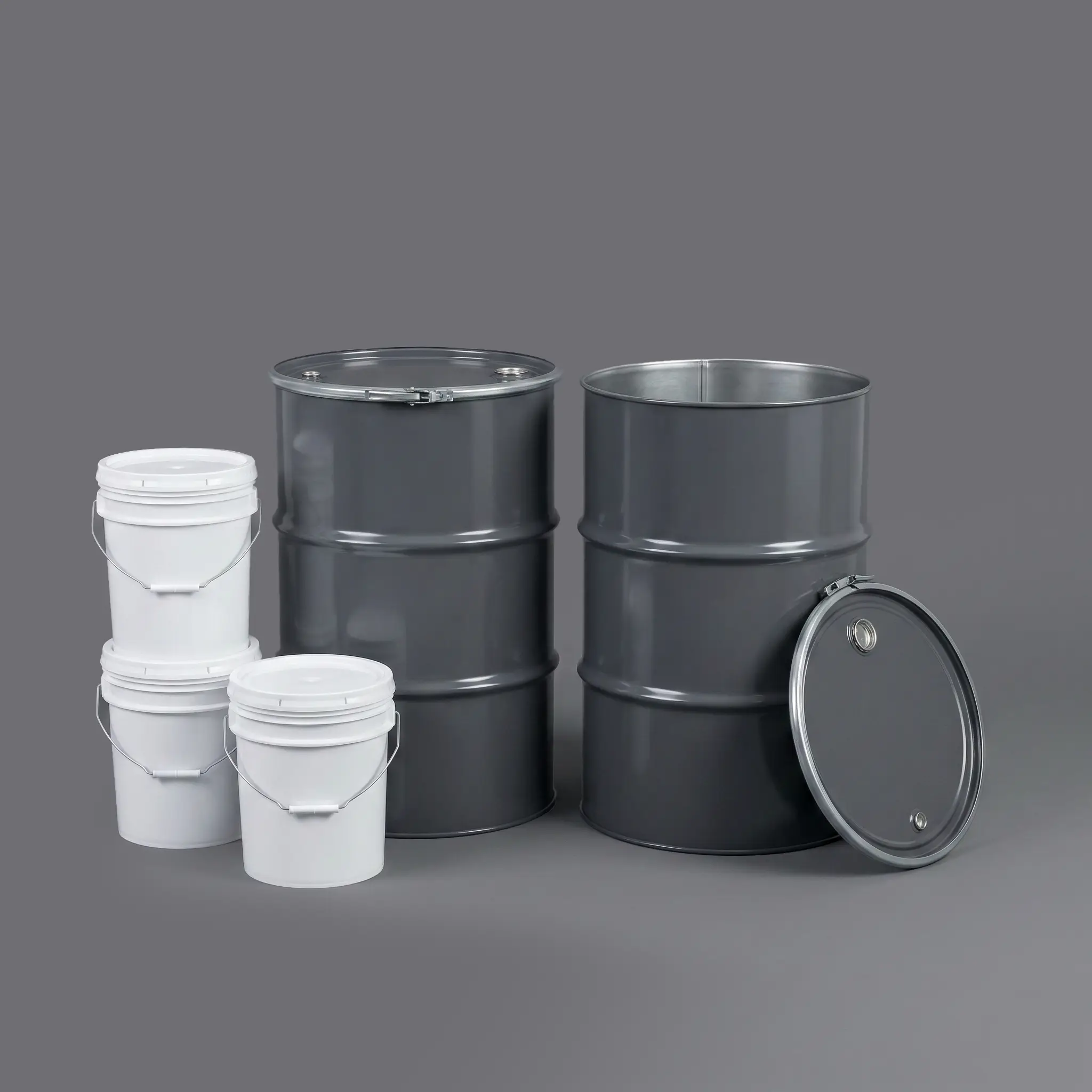 Cubetas de 19L blancas junto a dos tambores de 200L grises.