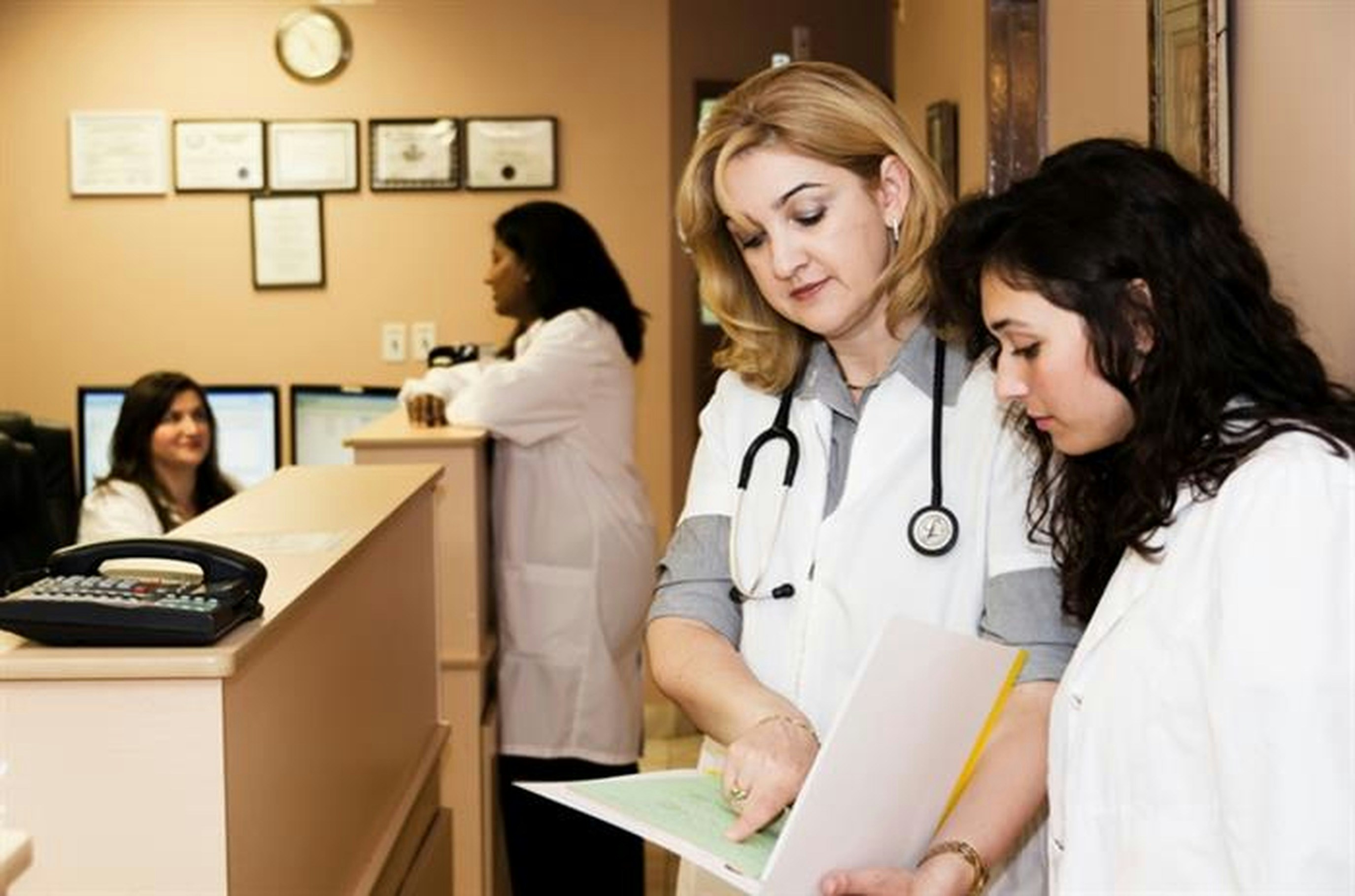 Klinik sekreteri yetmiyor — ikinci sekreter mi AI mı karar rehberi