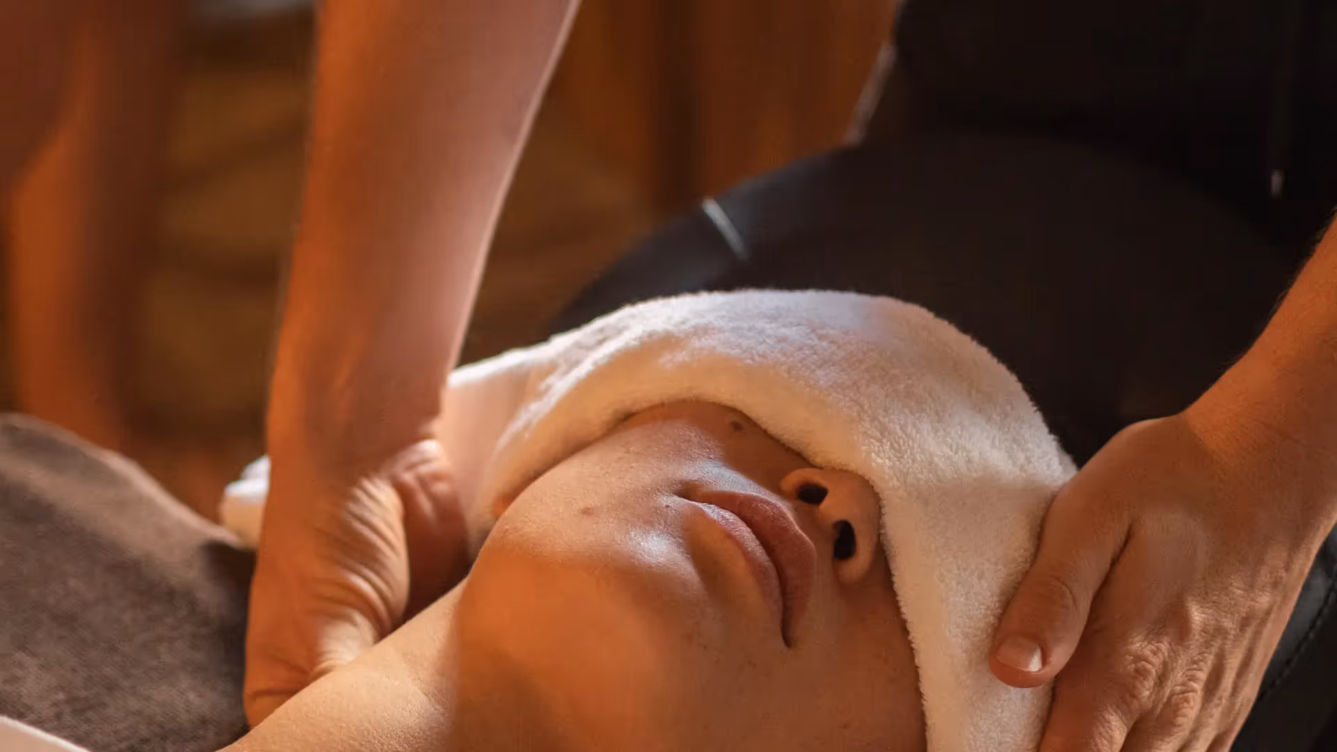 Moderna arquitectura de hormigón y madera rodeada de un exuberante jardín tropical en el hotel La Valise Tulum.