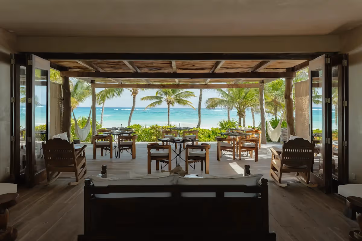 Vista de la selva tropical de la auténtica arquitectura frente al mar en el hotel La Valise Tulum en México.